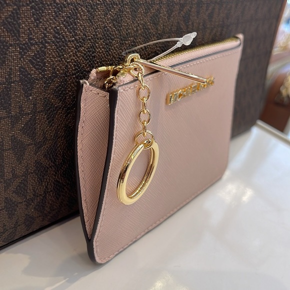 MICHAEL KORS
Jet Set Travel Small Saffiano Leather Top Zip Coin Pouch Wth ID
NWT - Picture 13 of 15